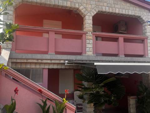 Vir, južna strana kuća sa 2 apartmana 280m do mora