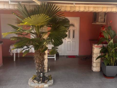 Vir, južna strana kuća sa 2 apartmana 280m do mora