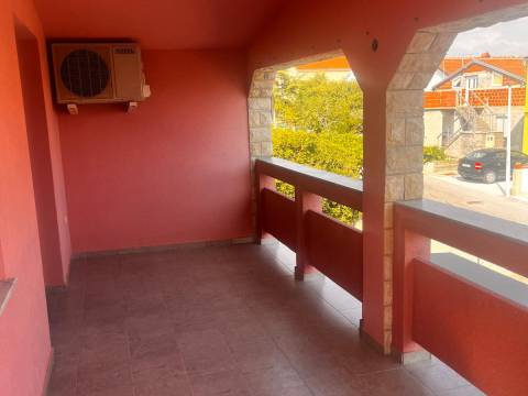 Vir, južna strana kuća sa 2 apartmana 280m do mora