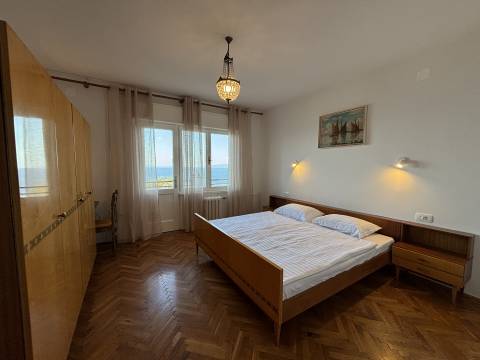 Stan u Ičićima, 104.00 m2, 200 metara od mora s prekrasnim pogledom na Kvarner (iznajmljivanje)