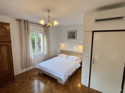 Stan u Ičićima, 104.00 m2, 200 metara od mora s prekrasnim pogledom na Kvarner (iznajmljivanje)