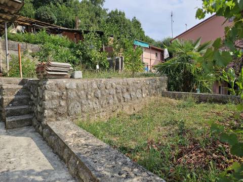 Opatija- kuća sa terasom i okućnicom
