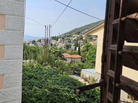 Opatija- kuća sa terasom i okućnicom