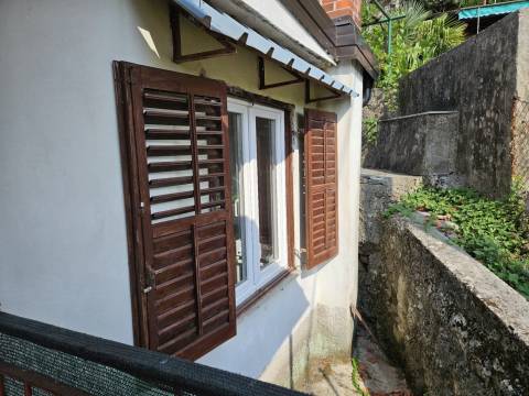Opatija- kuća sa terasom i okućnicom