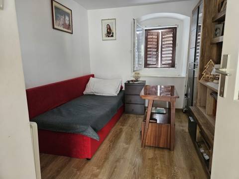 Opatija- kuća sa terasom i okućnicom