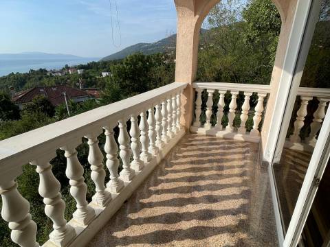 Opatija-Ičići, prekrasan 3 sobni stan s pogledom na more za dugoročni najam