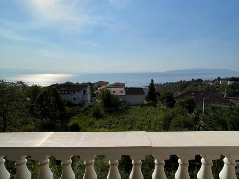 Opatija-Ičići, prekrasan 3 sobni stan s pogledom na more za dugoročni najam