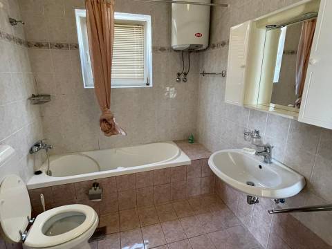 Opatija-Ičići, prekrasan 3 sobni stan s pogledom na more za dugoročni najam