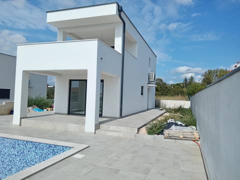 Moderna vila s pogledom na more!