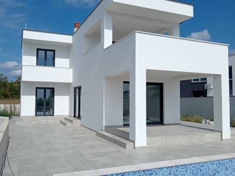 Moderna vila s pogledom na more!