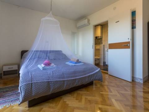 BRIBIR - kuća sa bazenom i velikom okućnicom
