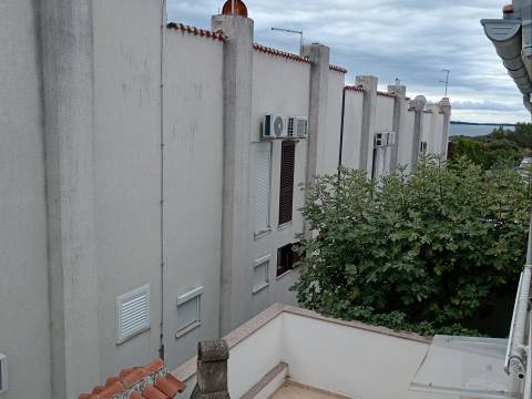 Kuća u nizu s atrijem i vrtom!