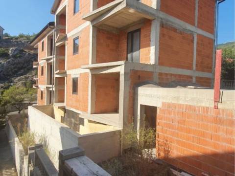 Senj, kuća sa 6 apartmana, podzemni parking