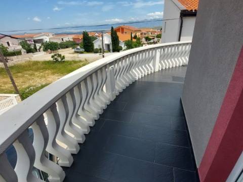 Vir, moderan apartman E2 u blizini mora i sadržaja