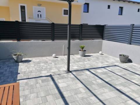 Privlaka, kuća u nizu 250m do mora i centra