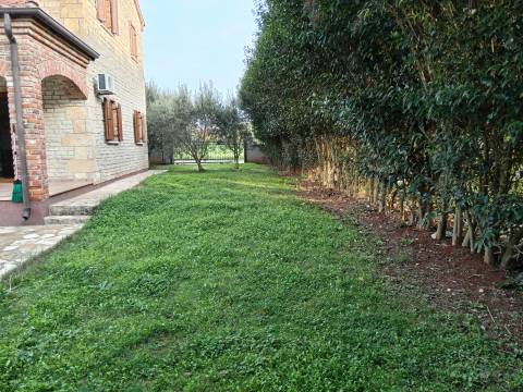 Lijepa kamena vila s bazenom!