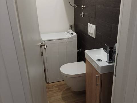 Obnovljena kuća s dvorištem u centru Pazina! 
