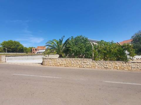Vir, kuća 2 apartmana, 2 garaže i velika okućnica