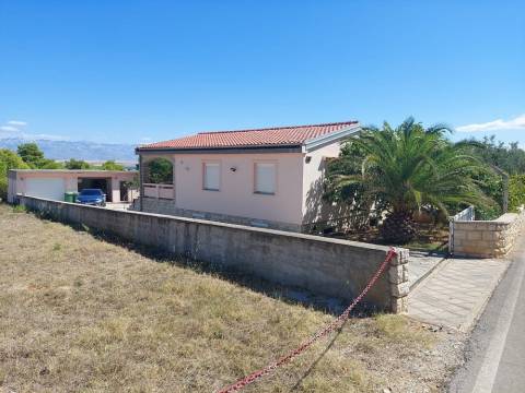 Vir, kuća 2 apartmana, 2 garaže i velika okućnica