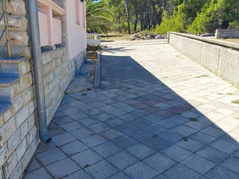 Vir, kuća 2 apartmana, 2 garaže i velika okućnica