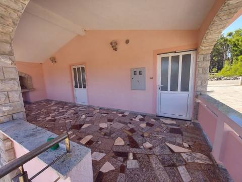 Vir, kuća 2 apartmana, 2 garaže i velika okućnica