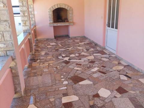 Vir, kuća 2 apartmana, 2 garaže i velika okućnica