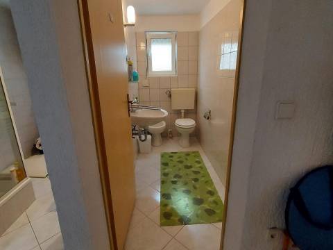 Vir, kuća 2 apartmana, 2 garaže i velika okućnica