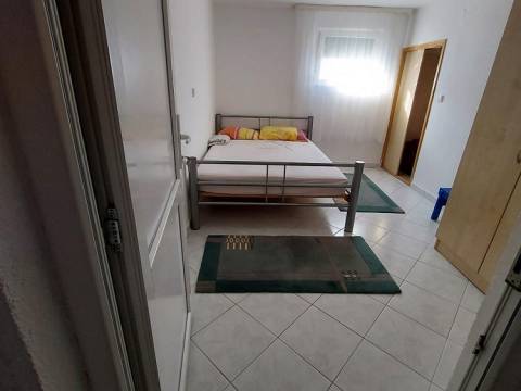 Vir, kuća 2 apartmana, 2 garaže i velika okućnica