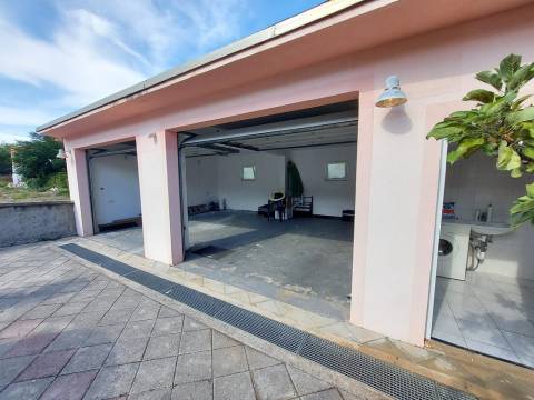 Vir, kuća 2 apartmana, 2 garaže i velika okućnica