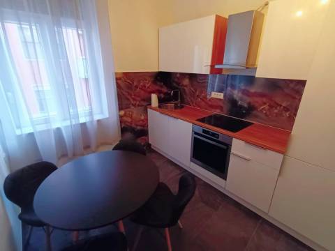 Moderno uređen peterosoban stan (4S+DB) sa velikim balkonom