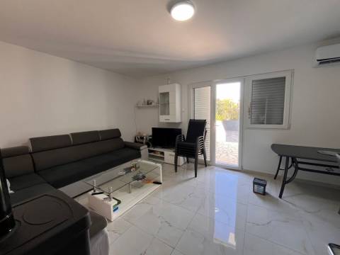 Vir, house with 2 apartments and pool south side near sea