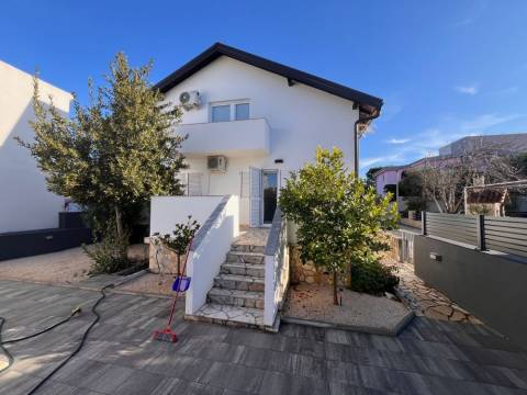 Vir, house with 2 apartments and pool south side near sea