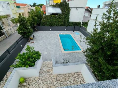 Vir, house with 2 apartments and pool south side near sea