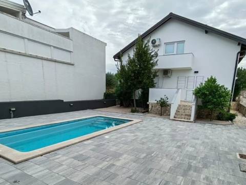 Vir, house with 2 apartments and pool south side near sea
