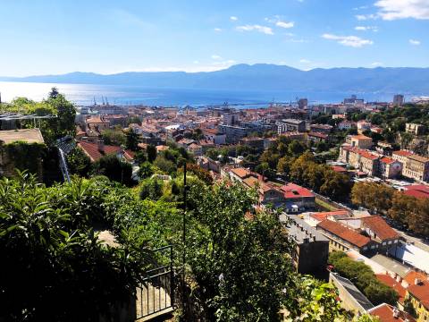 Trsat - lijep 2s+db s okućnicom i pogledom na more