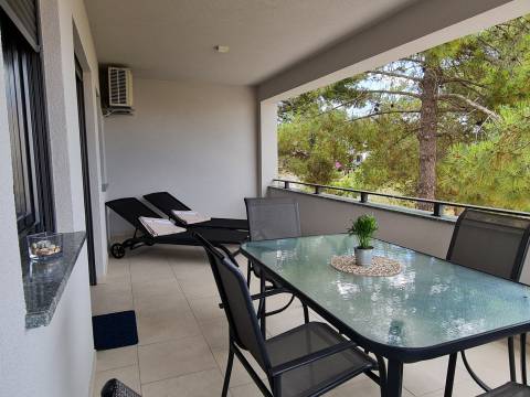 Vir - south side, house with 4 apartments, 200m to the sea