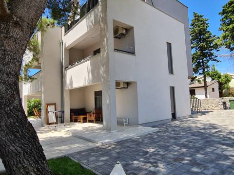 Vir - south side, house with 4 apartments, 200m to the sea