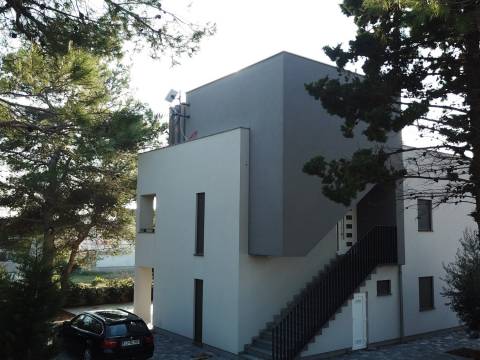 Vir - south side, house with 4 apartments, 200m to the sea