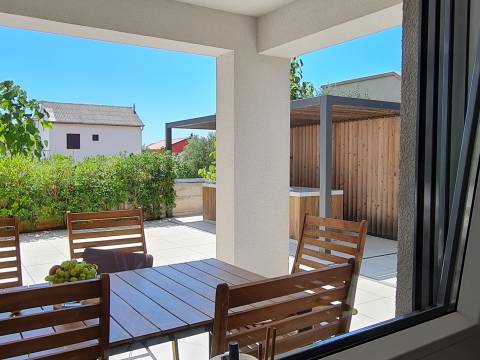 Vir - south side, house with 4 apartments, 200m to the sea