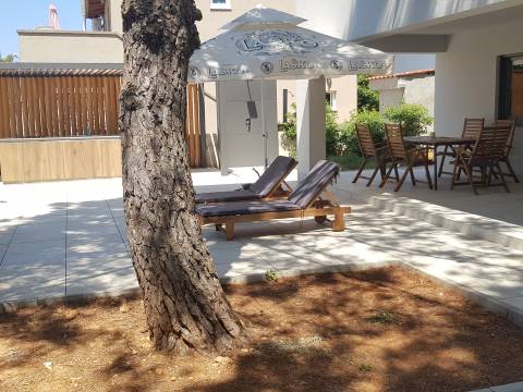 Vir - south side, house with 4 apartments, 200m to the sea