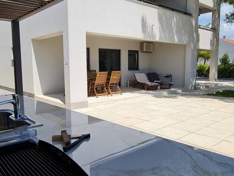 Vir - south side, house with 4 apartments, 200m to the sea
