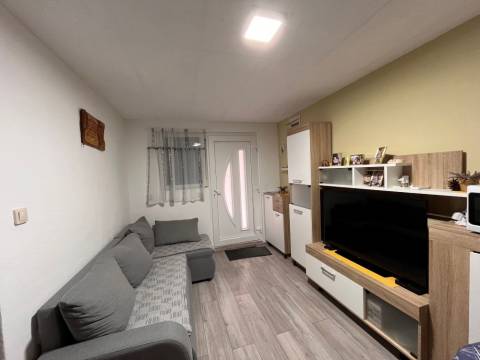 Vir, house with 2 separate apartments
