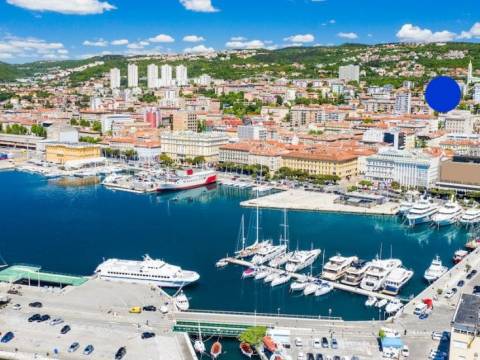 Rijeka - Prekrasan 4 sobni stan u centru s pogledom na more i vrtom
