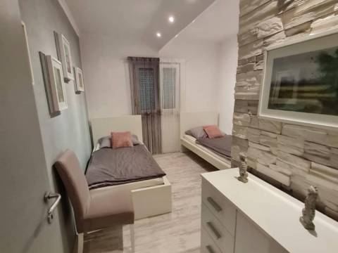 Hiša z dvema apartmajema – 400m od morja