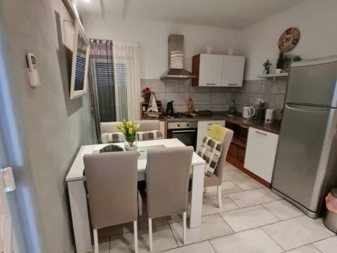 Hiša z dvema apartmajema – 400m od morja
