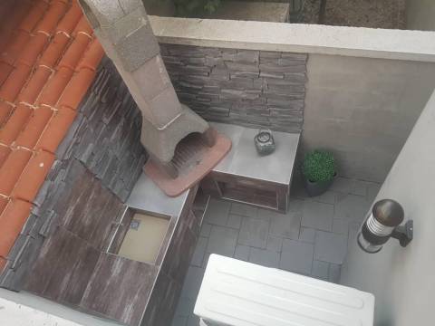 Hiša z dvema apartmajema – 400m od morja