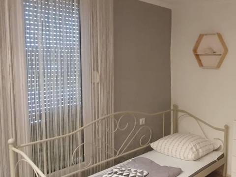 Hiša z dvema apartmajema – 400m od morja