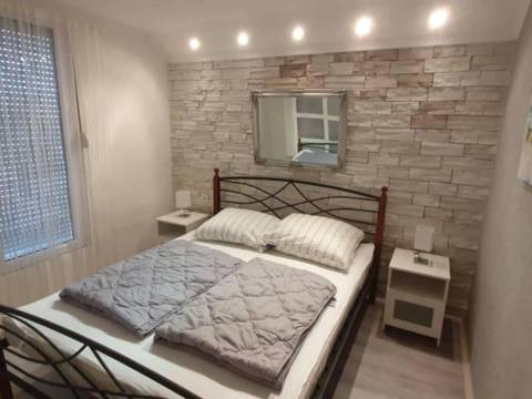 Hiša z dvema apartmajema – 400m od morja