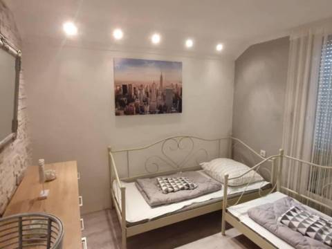 Hiša z dvema apartmajema – 400m od morja