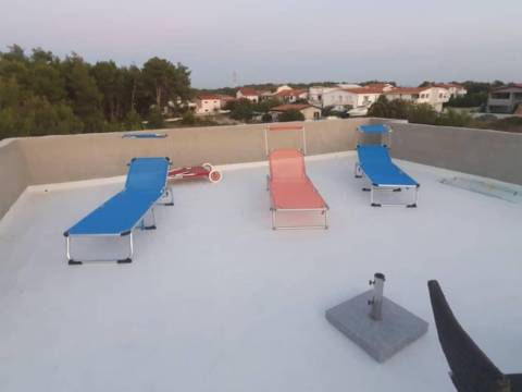 Hiša z dvema apartmajema – 400m od morja